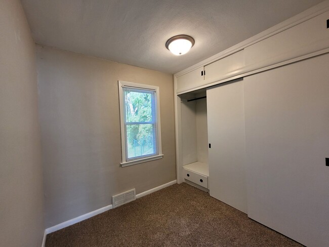 Building Photo - Two Bedroom with rear sun room bonus room,...