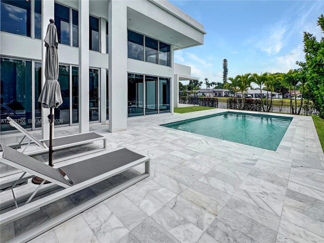 Building Photo - 16582 Botaniko Dr S