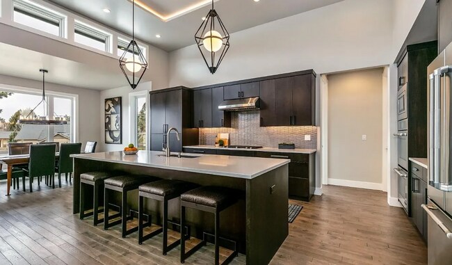 Building Photo - Beautiful and Spacious 3 Bed/2.5 Bath Home on 0.46 Acre Lot in SE Bend