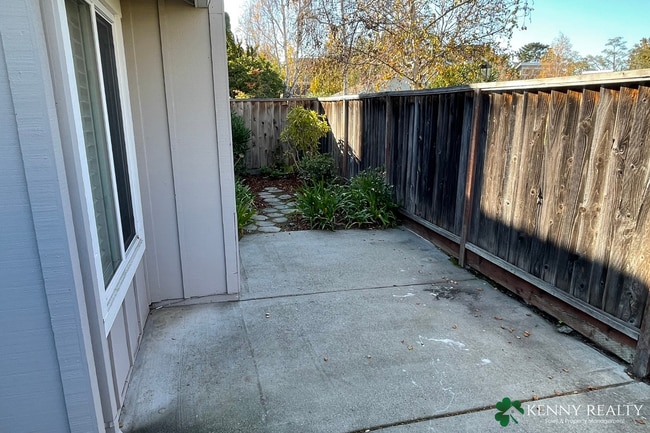 Building Photo - Modern Foster City 3 Bedroom Townhome with...