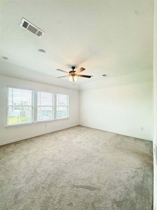 Building Photo - 15826 Dove Holw Dr