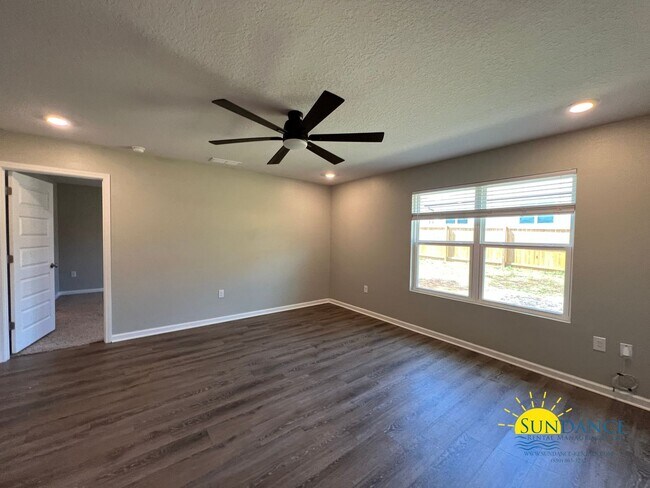 Building Photo - Gorgeous 4 Bedroom Home in Crestview!