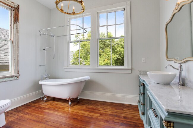 Building Photo - 3025 Banks- left