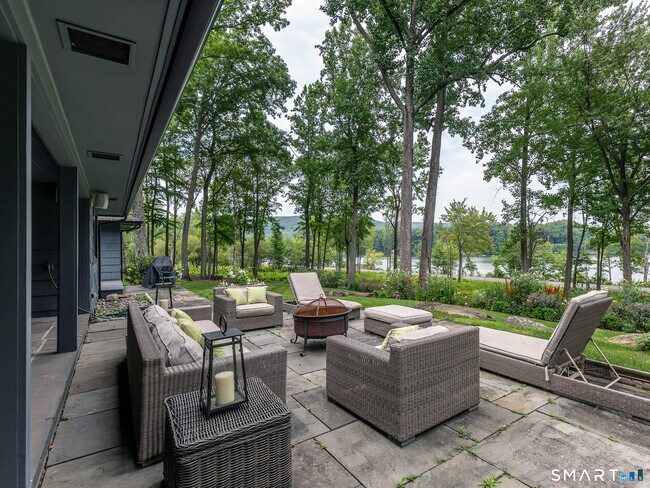 Building Photo - 321 W Shore Rd