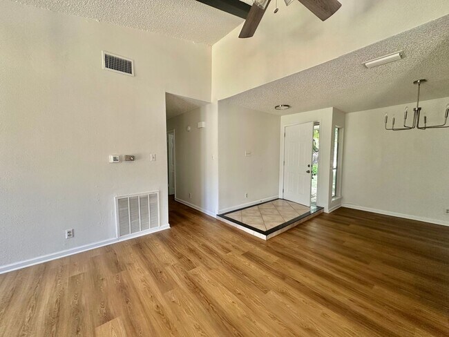 Building Photo - AVAILABLE NOW!