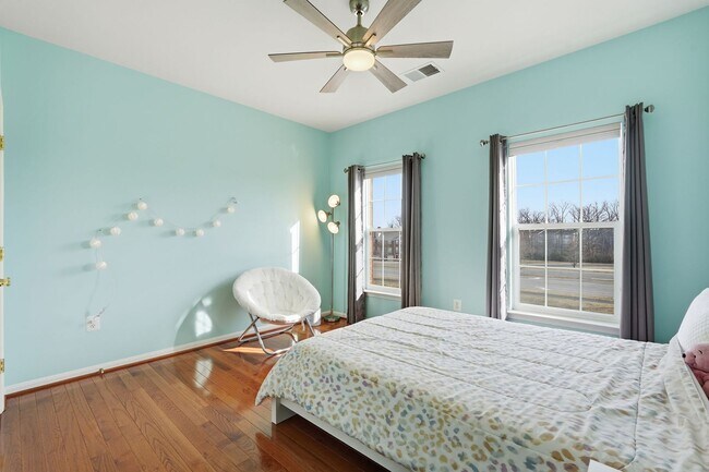 Building Photo - Located in a vibrant and highly sought after setting, this Richmond American Homes residence offe...