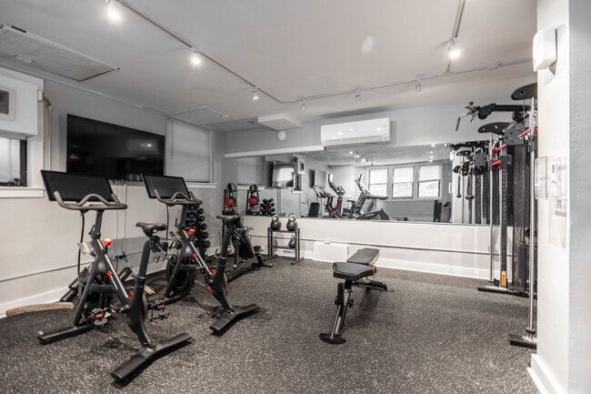 Building Photo - 1140 N La Salle Dr