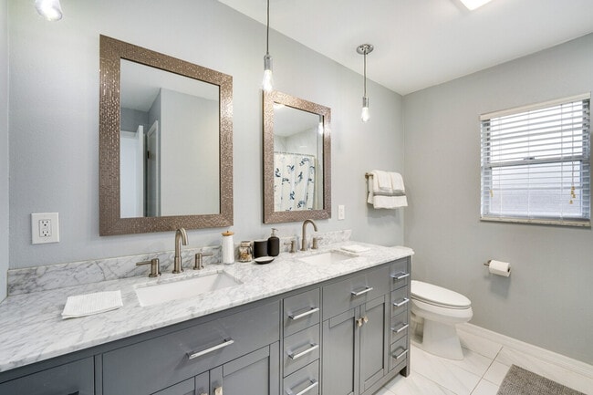 Building Photo - 8644 Sandberry Blvd