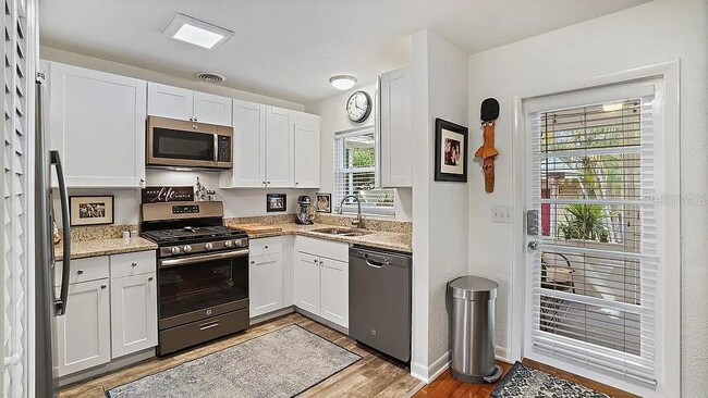 Building Photo - 109 12th Ave N