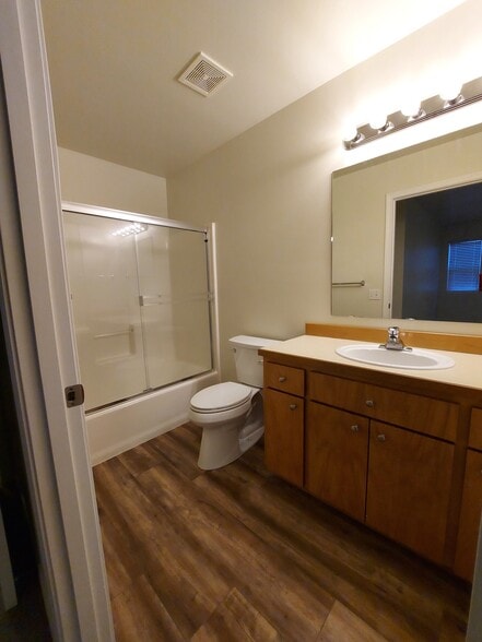 Primary BD Bathroom Ensuite - 1923 NE Derek Dr