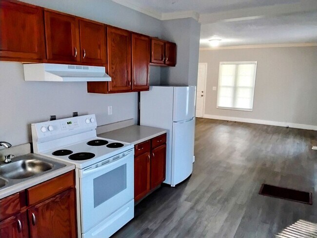Building Photo - Charming 3-Bedroom Home Near the Park – Pe...