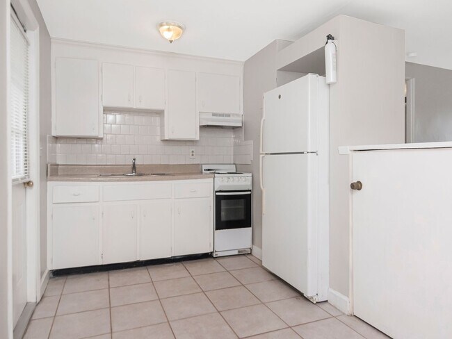 Building Photo - Move-In Ready 1BR/1BA Duplex in Brandon, FL — $1,295/Month, Across from Brandon Mall