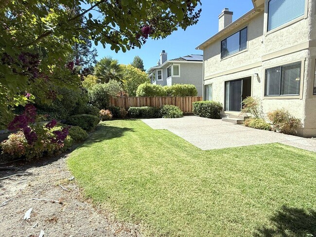 Building Photo - 20 Stratford Ct