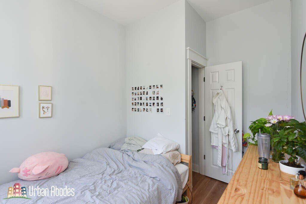 Building Photo - 870 W Buckingham Pl