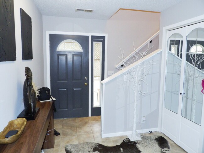 Building Photo - Spacious 3BR + Bonus Room in Inver Grove Heights – Attached Garage & Pet Friendly!