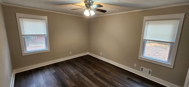 Building Photo - 403 Leola Dr