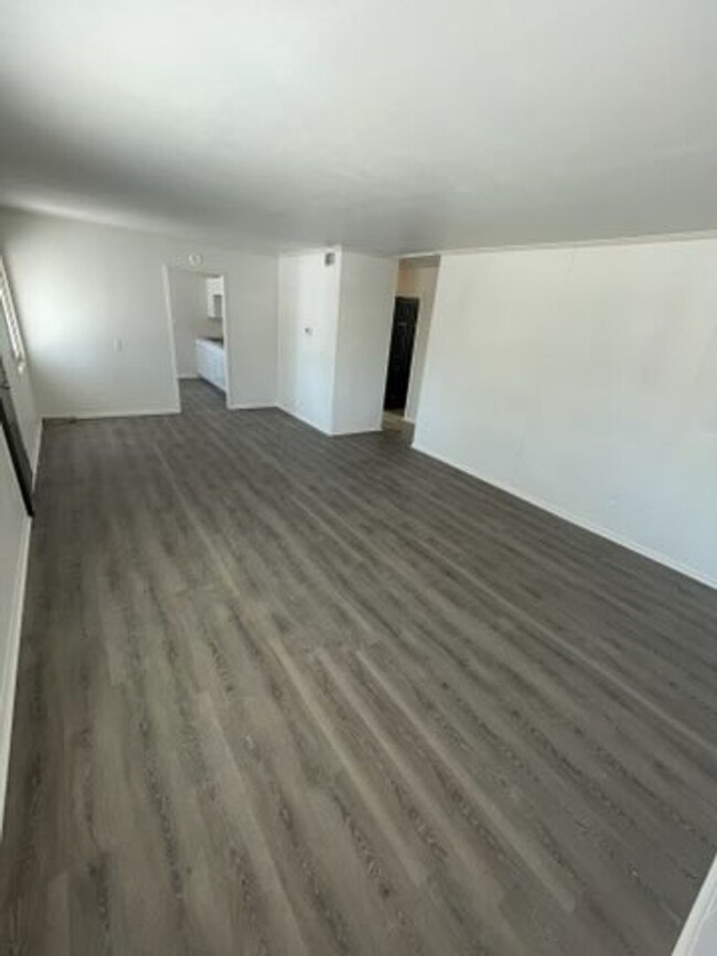 Building Photo - Updated 3BD/1BA