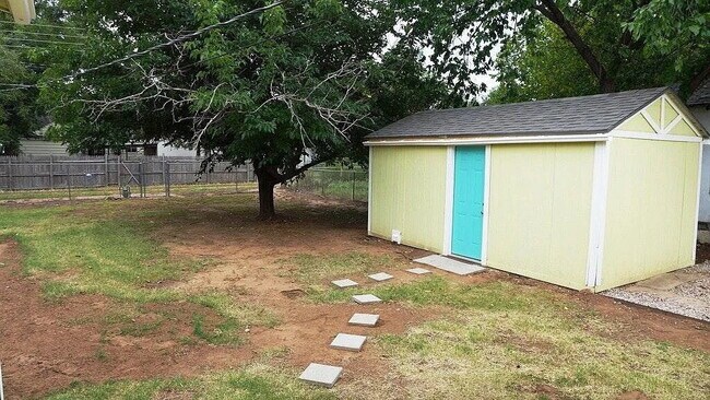 Building Photo - Cute 2/1.5 with All Appliances!