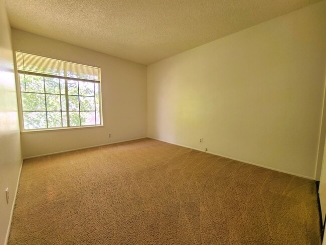 Building Photo - Nice 2-Story 3-Bedroom Condo in Loma Linda!