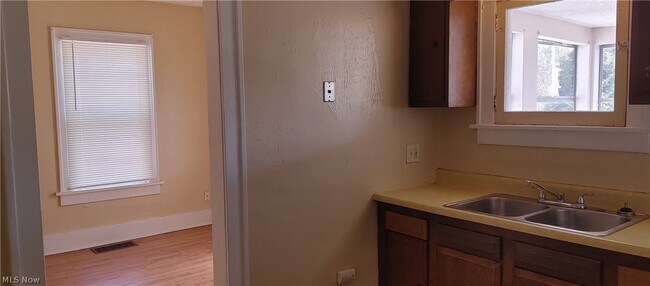 Building Photo - 956 Grant Ave