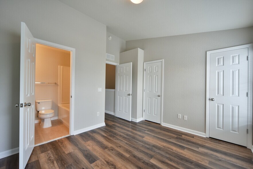 Building Photo - 4490 SW 49th Ave