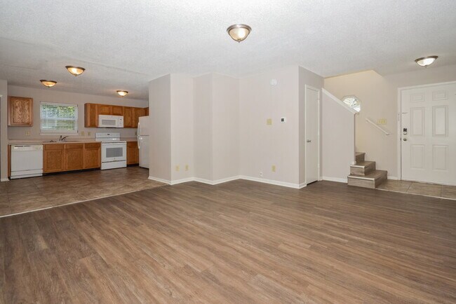 Building Photo - 1918 Dutch Elm Dr