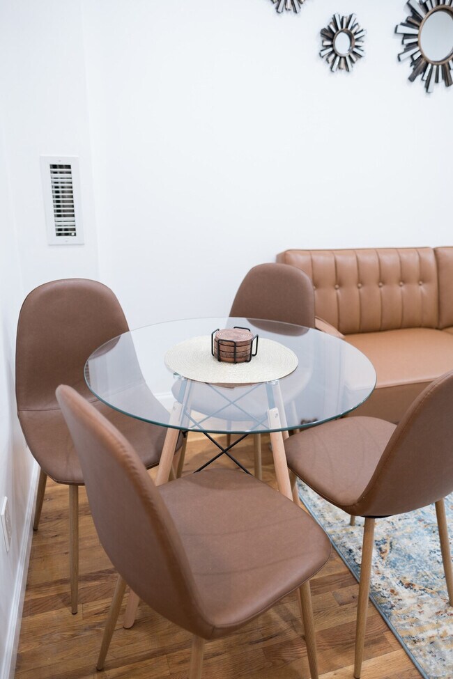 Building Photo - 305 E 104th St