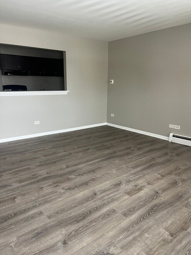 Building Photo - 8817 S Roberts Rd