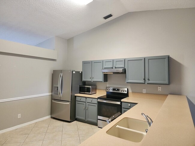 Building Photo - 1415 Hill Ave