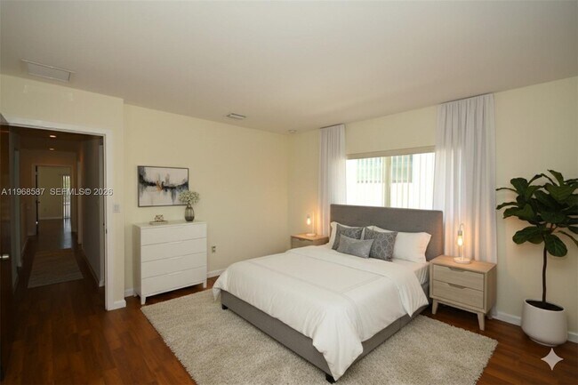 Building Photo - 2780 SW 33rd Ave