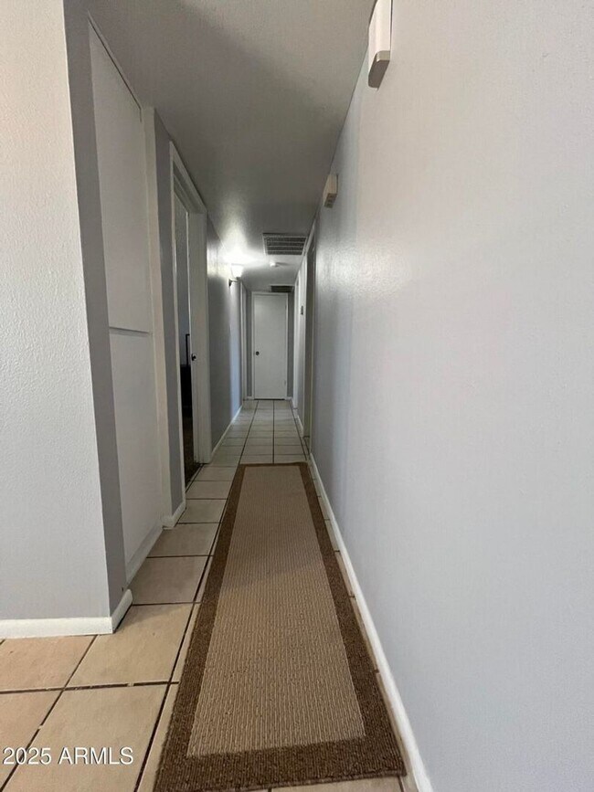 Building Photo - Amazing 3 Bedroom 2 Bath home in Tempe