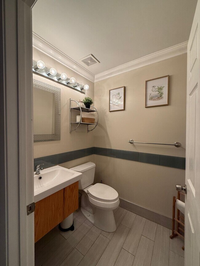 Building Photo - 1120 W Lakes Dr