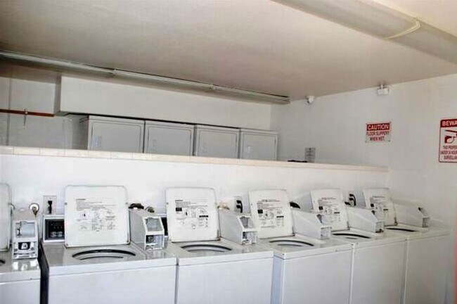 Building Photo - Beautifully remodeled 2 bedroom, 1.5 bathroom condo!