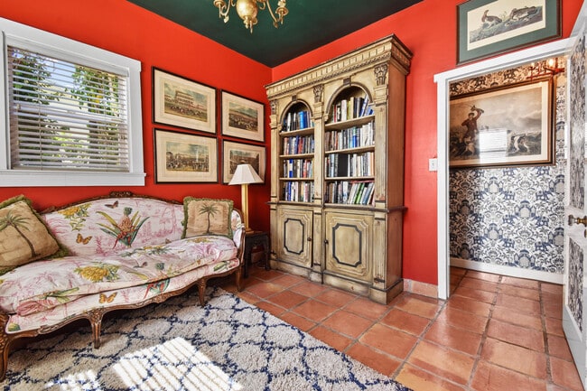 Building Photo - 194 Almeria Rd