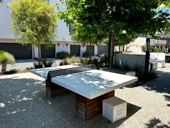 Building Photo - Fantastic 3 Story Townhome - 2 bedrooms - ...