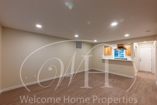 Building Photo - Spacious 2 bedroom duplex with attached garage