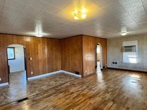 Building Photo - Large 3 br near YVCC