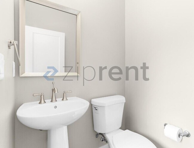 Building Photo - Unit B