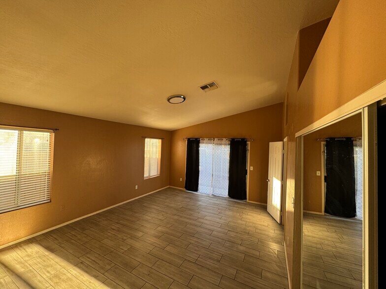 Building Photo - 4525 E Princeton Ave