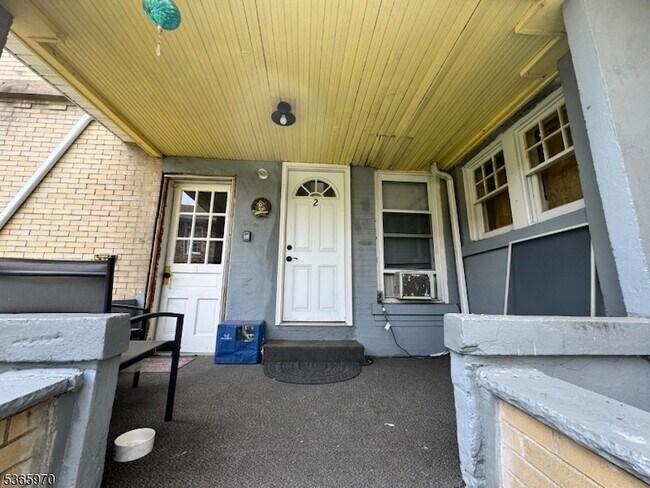 Building Photo - 156 Brown Ave