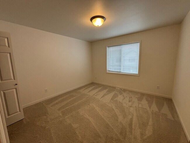 Building Photo - 3 Bed 3 Bath Townhome