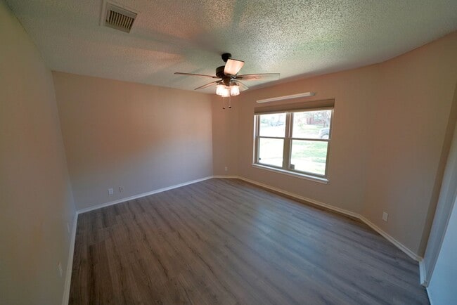 Building Photo - Wonderful Home in the Quiet Kingswood Heights Subdivision - Realtor Commission: $500