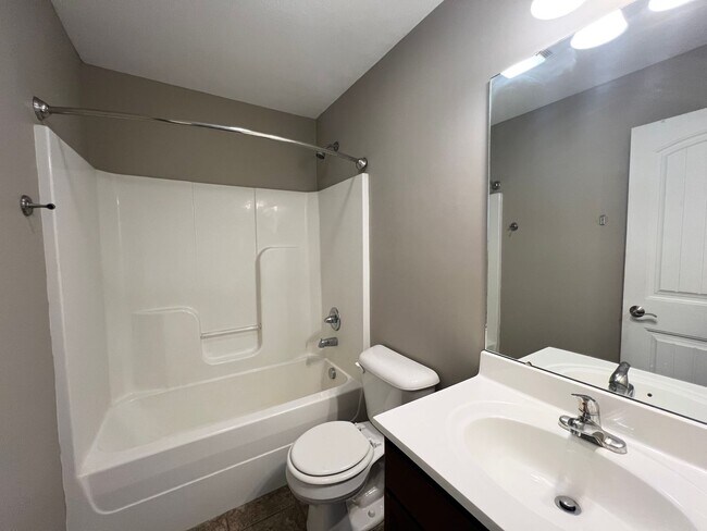 Building Photo - 2 Bedroom/2 Bathroom Oakridge Apartments U...