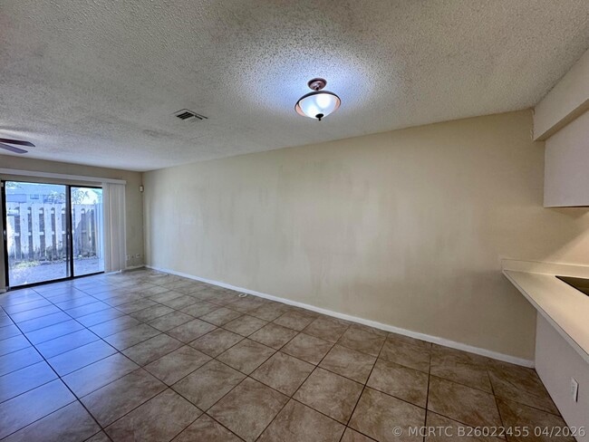 Building Photo - 704 Riverside Dr