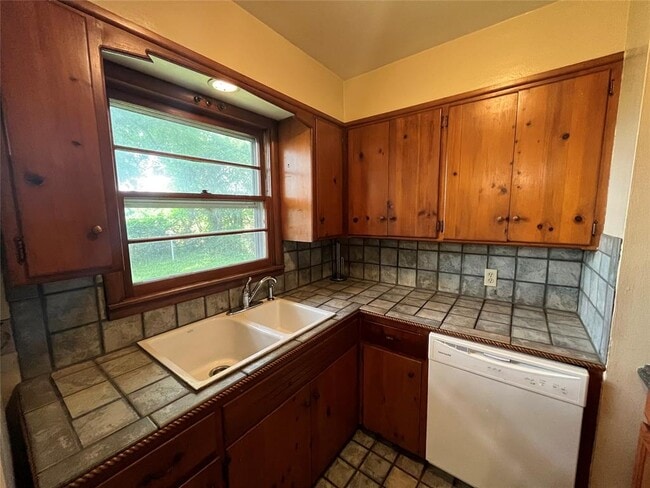 Building Photo - 511 Fleetwood Dr