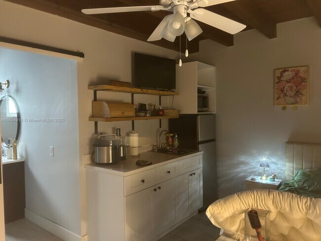 Building Photo - 6431 SW 64th Ct