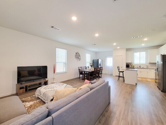 Building Photo - Ready to move in! The Granville floor plan...