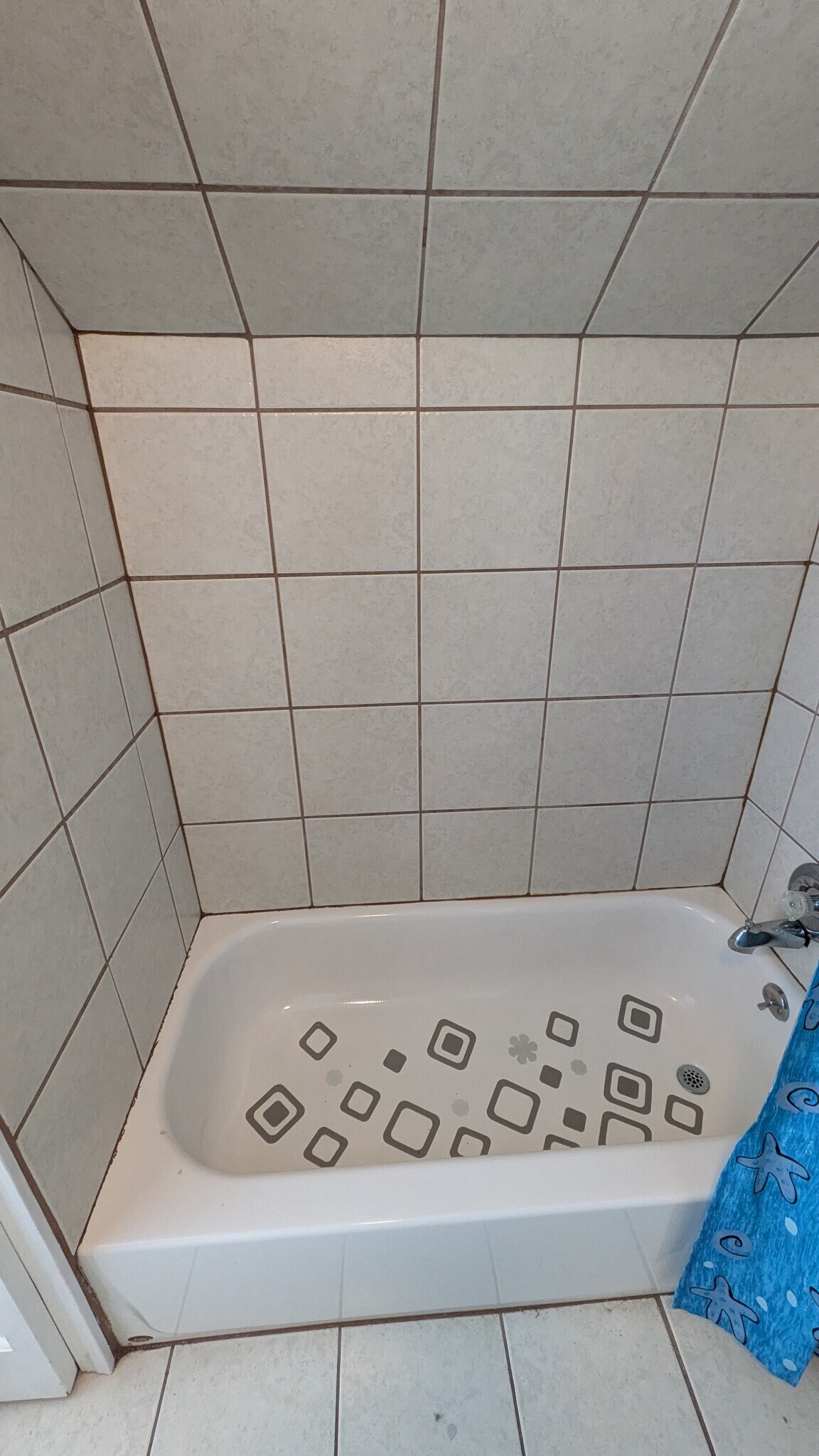 2nd floor full bath - 1916 S 10th St