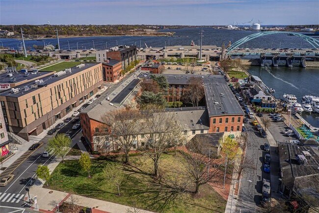 Building Photo - 555 S Water St