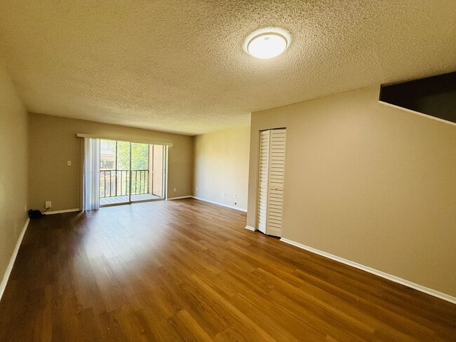 Building Photo - Charming 3 bedroom 1.5 bath condo for rent